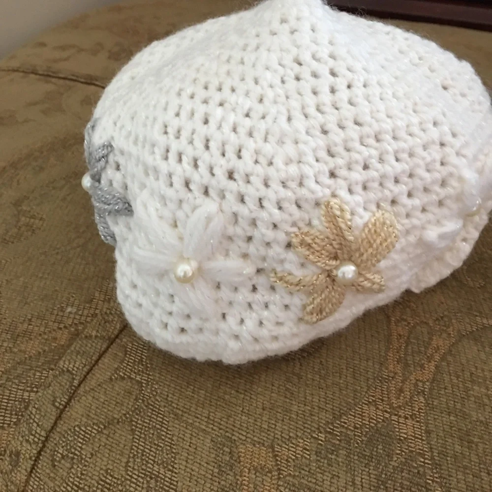 Girls beret. Hand knitted. NWOT